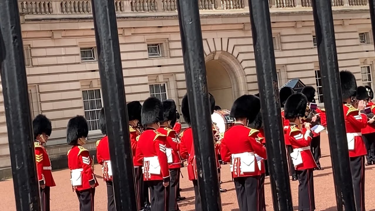 [London Tour] Change of Royal Guards at Buckingham Palace白金漢宮皇家衛隊音樂表演#1 performed Bohemian Rhapsodie