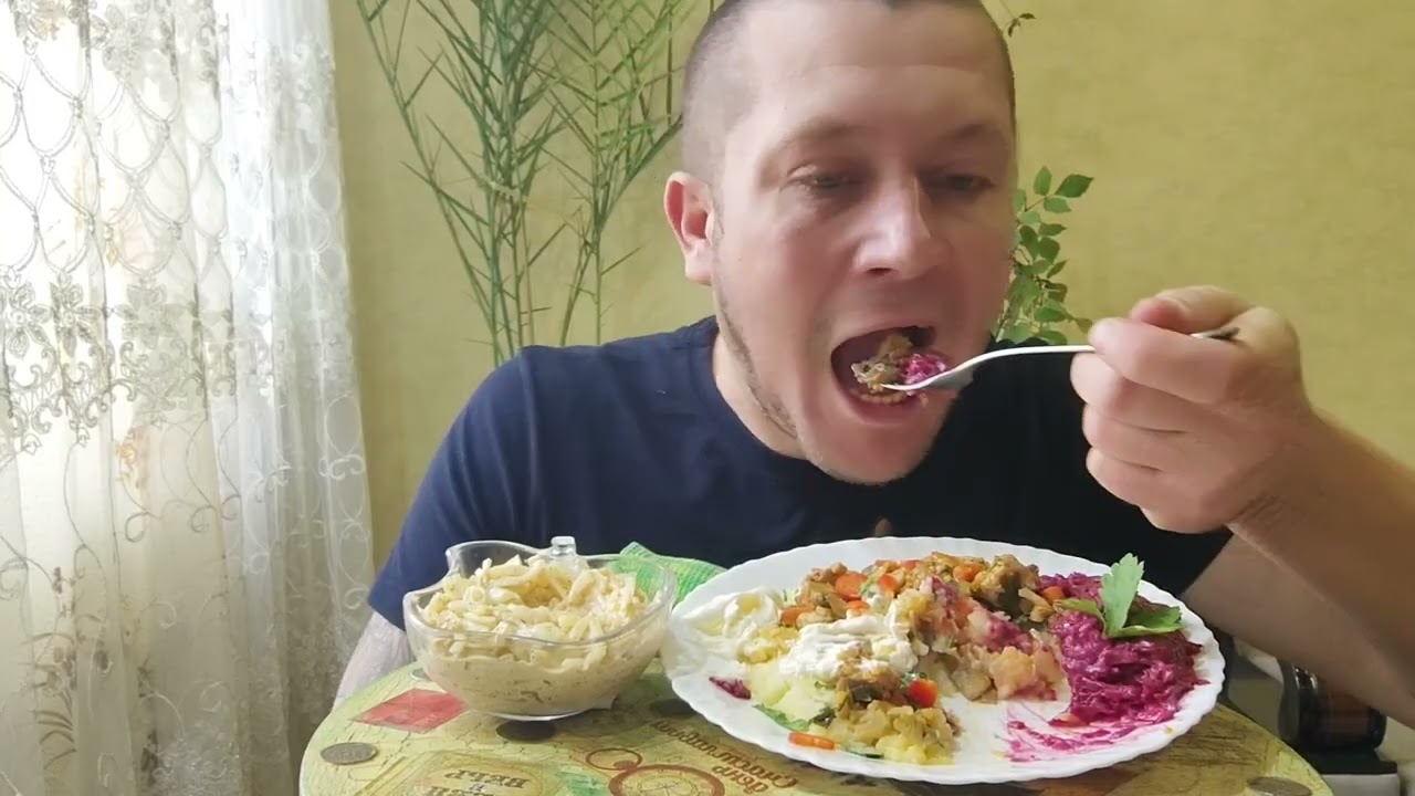 МУКБАНГ/ЕДА НА КАМЕРУ/ОБЗОР. ПЮРЕ, СВИНИНА С ОВОЩАМИ, САЛАТ ИЗ СВЁКЛЫ, МАРИНОВАННЫЙ ЛУК.ПРИЯТНОГО😋👍