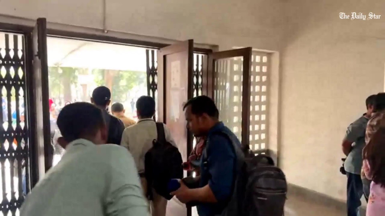 LIVE: ক্যাম্পাসে কার্যক্রম নিষিদ্ধ ছাত্রলীগের পোস্টার, প্রতিবাদে প্রক্টর অফিসে ডাকসু নেতারা