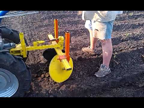 Второе окучивание картофеля 2013