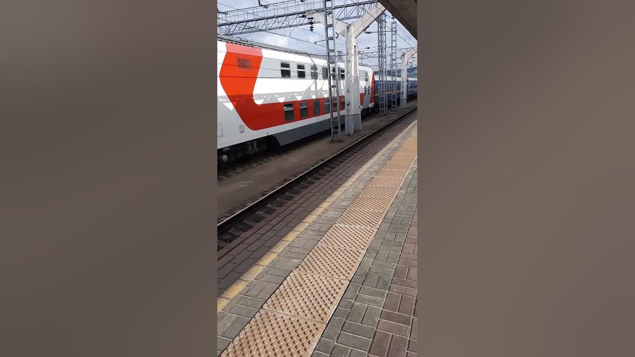 160в москва октябрьская — петрозаводск-пасс. Поезд 026 москва санкт-петербург. Поезд сортавала рускеала вагоны. Рускеальский экспресс вагоны. Поезд на вокзале.