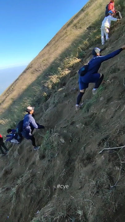 Hati2 kena batu di puncak gunung penanggungan
