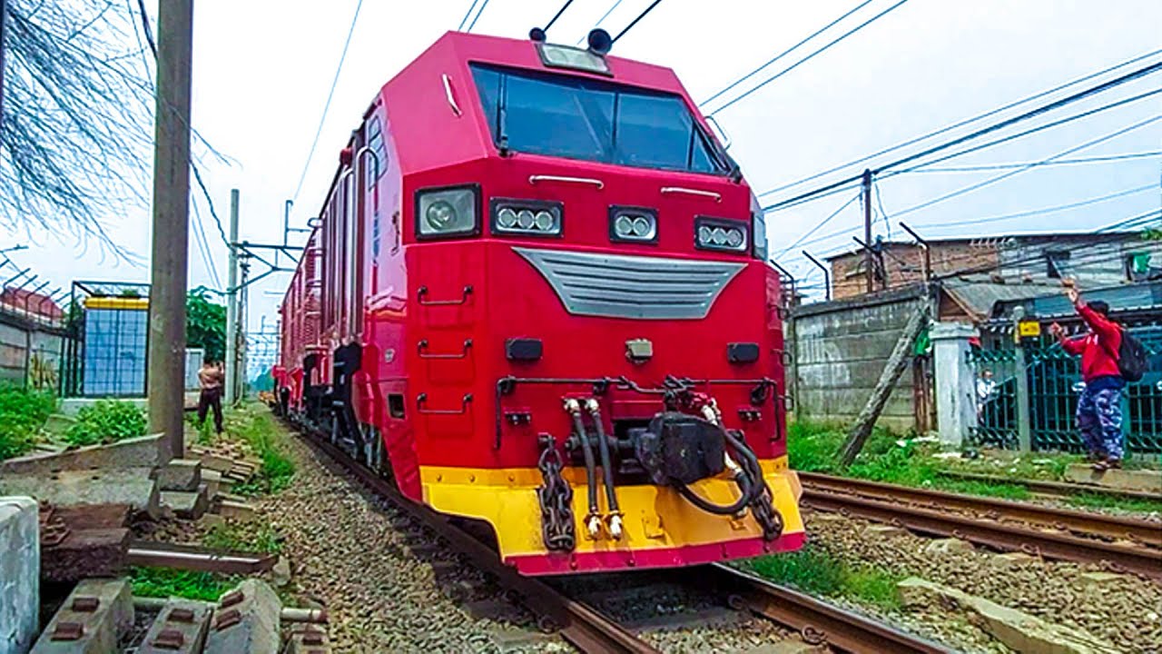 LANGKA..! SERUNYA JEGAT KERETA API CC 300 Diperlintasan JPL 46 Jakarta Timur, Asli Made In Indonesia