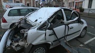 Tempête Eleanor : une partie de la toiture de l'église de Marchiennes s'effondre sur deux voitures