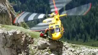 SOS EMERGENZA - Elisoccorso in montagna, il pilota sfiora il suolo per il recupero.