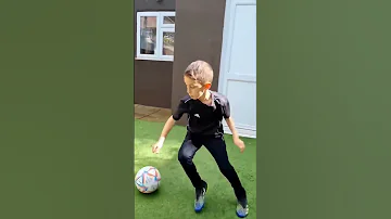 طفل صغير يقدم افضل المهارات في العالم 