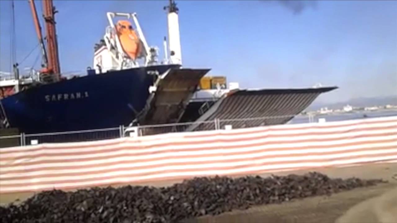 Il traghetto Elisabeth Russ spezza gli ormeggi di un'altra nave a Olbia