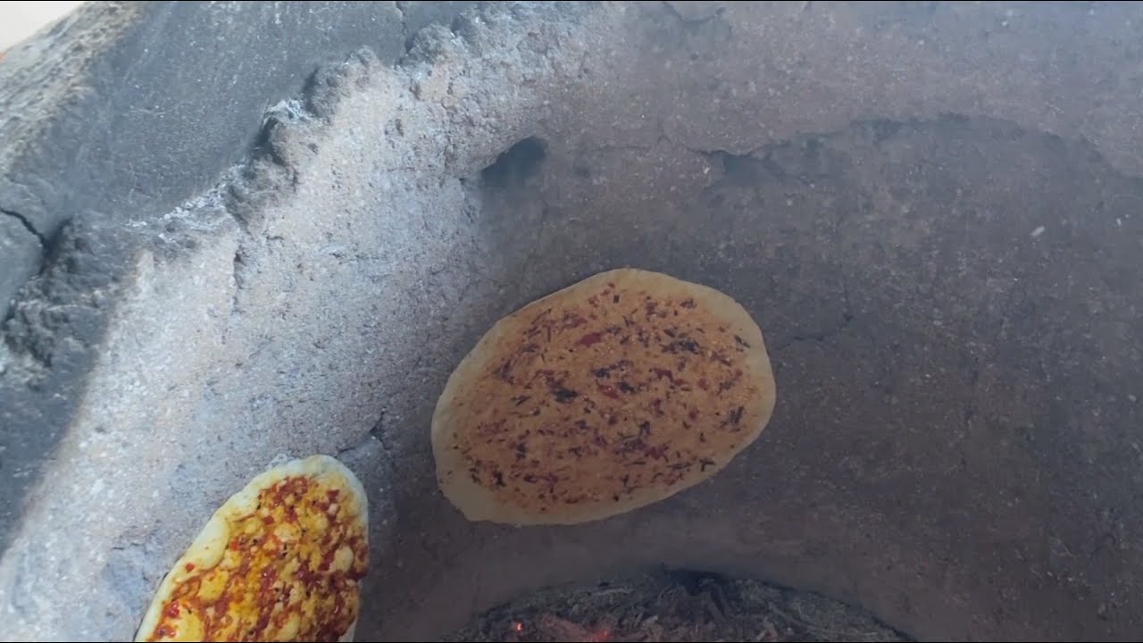 شاهد| خمسينية في ريف إدلب تتخذ من بيع خبز التنور والفطائر مصدر رزق لها | صباح سوريا