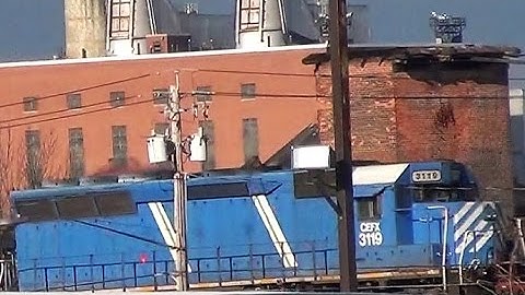 Ex Southern Pacific SD40M-2 on CSX Stack Train