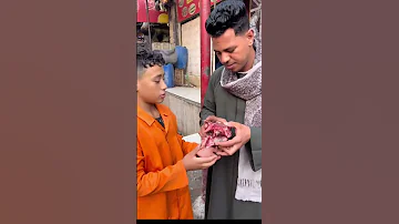 ابوجراح يعطي عامل نظافه لحمة لما شافو بيلم العظام 