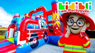 As crianças brincam em infláveis com tema de bombeiro | As crianças fingem brincar! ⛑ Kidibli