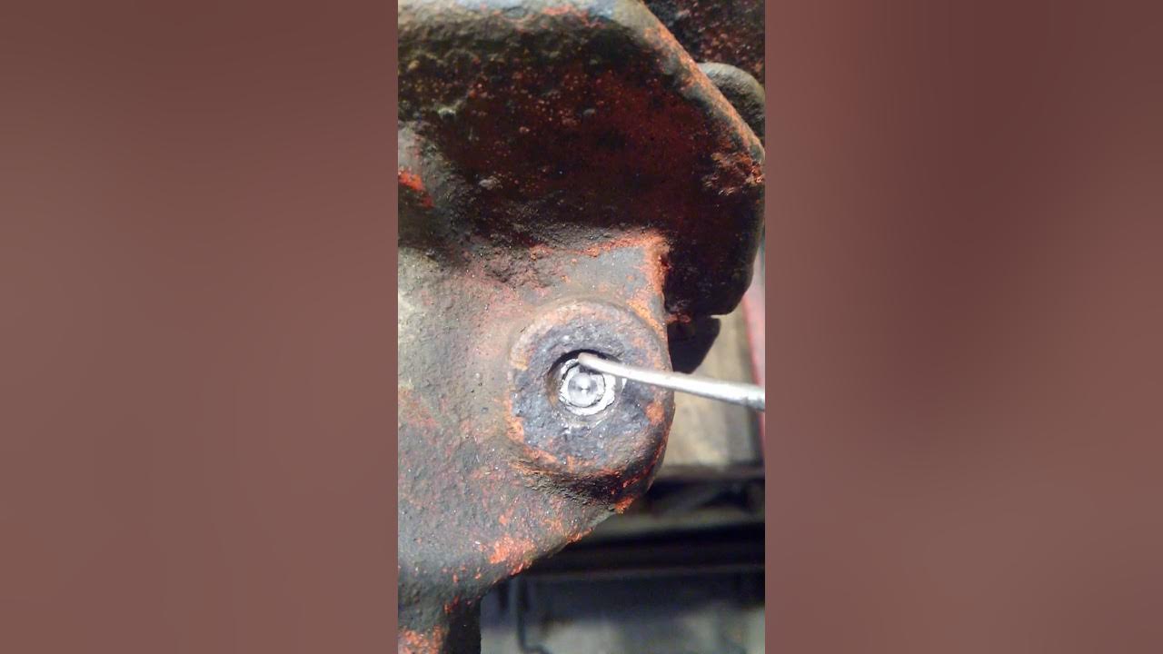 Высверлить сломанный экстрактор. Как выкрутить разбитую. Сломанные сверла. Сварка внутри гайки. Сломанный метчик.