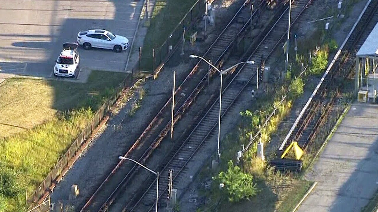 Four-year-old girl found wandering on TTC tracks in Toronto - YouTube
