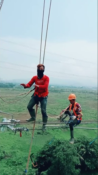 Pegawe PLN goyang tiktok di atas tower bikin ketawa satu warga 😂