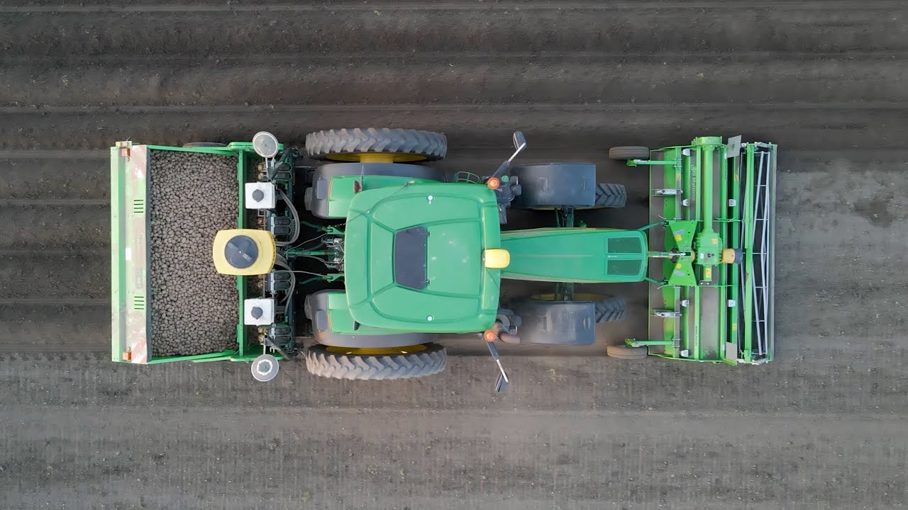 Aardappels poten - John Deere 6155R, AVR Multivator, Miedema Pootmachine