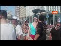 Bandiere arcobaleno, travestimenti colorati e tanti ventagli al corteo del Milano Pride