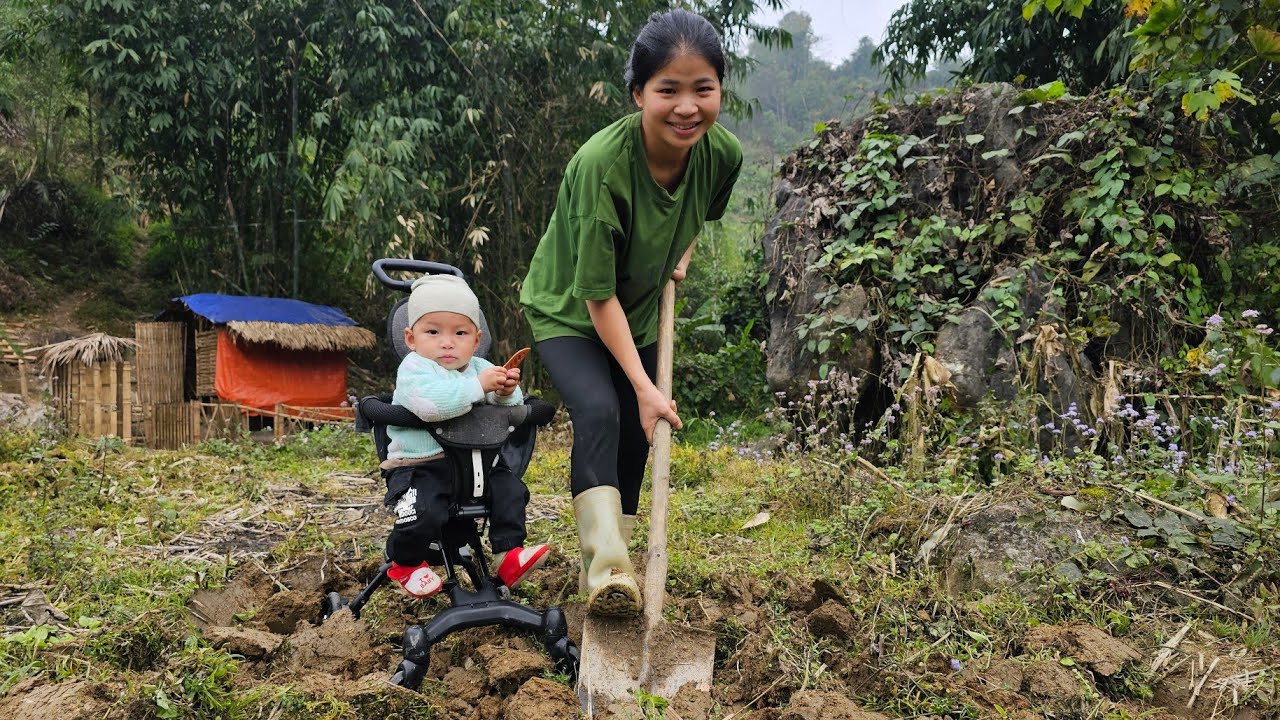 Daily Life of a Single Mother | Digging and Preparing Rice Fields with Robet