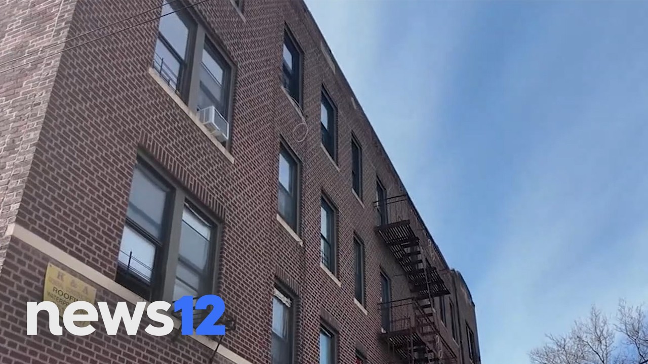 26-year-old man stabbed in East Flatbush; 2 suspects sought, NYPD says | News 12