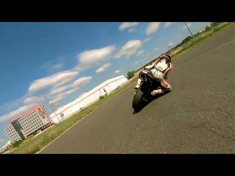 Honba CBR600RR vs Yamaha R6  on a karting track. onboard video