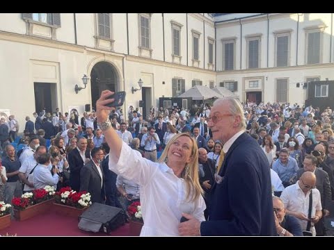 Video: Ferdinando Apre Le Porte Ai Ruoli Di Celebrità Latinoamericane