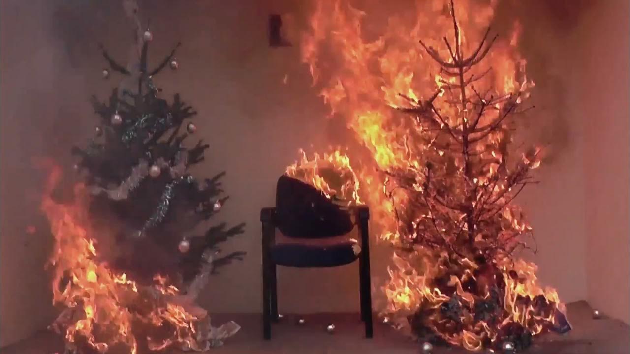 поджог елки. поджог елки. пожар новогодней елки. поджог елки. елка в огнях.