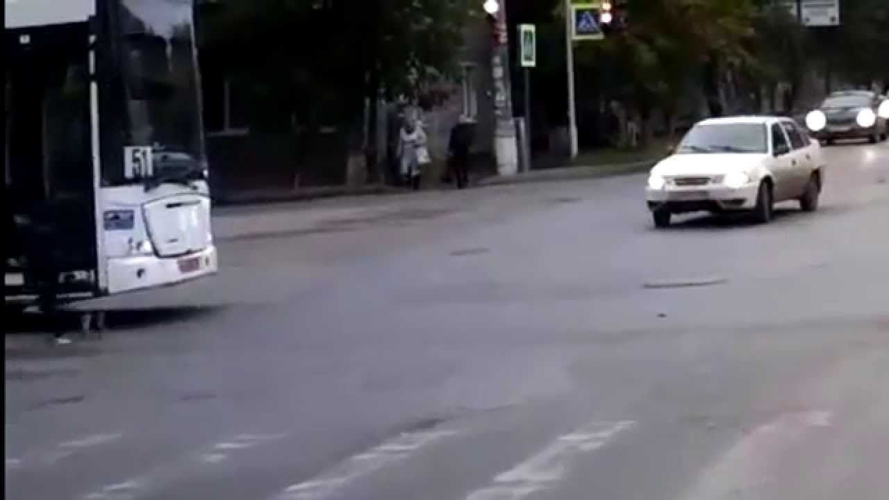 Человек попал под машину