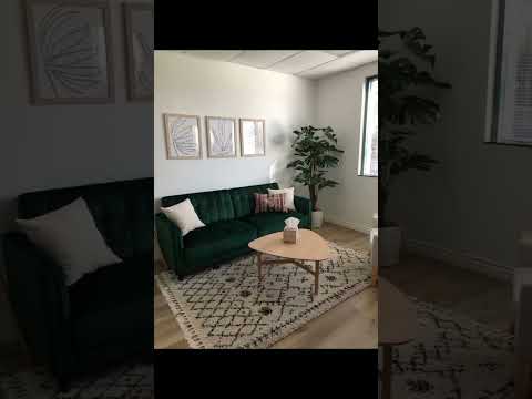 اللون الاخضر ملكي مع بيج خطيرر من اكتر الوان ترندي السنه دي