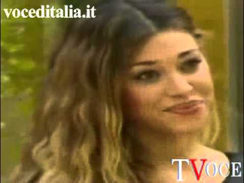 Belen mostra il pancino in tv