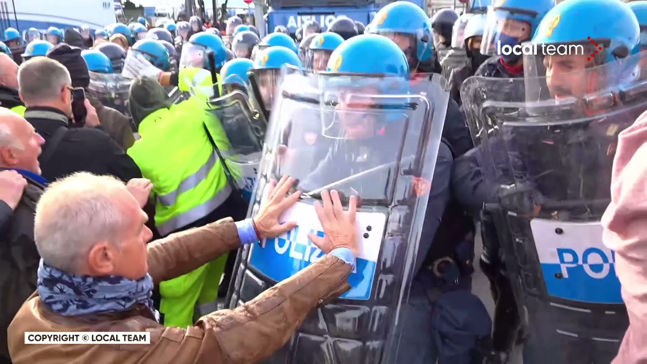 Trieste, la polizia cerca di avanzare: i manifestanti resistono