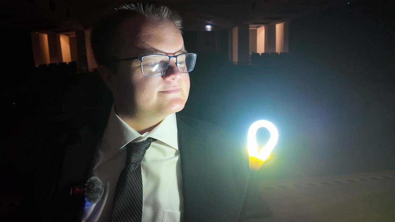 A screenshot from Illinois students develop wheelchair light to enhance visibility and safety 🔆