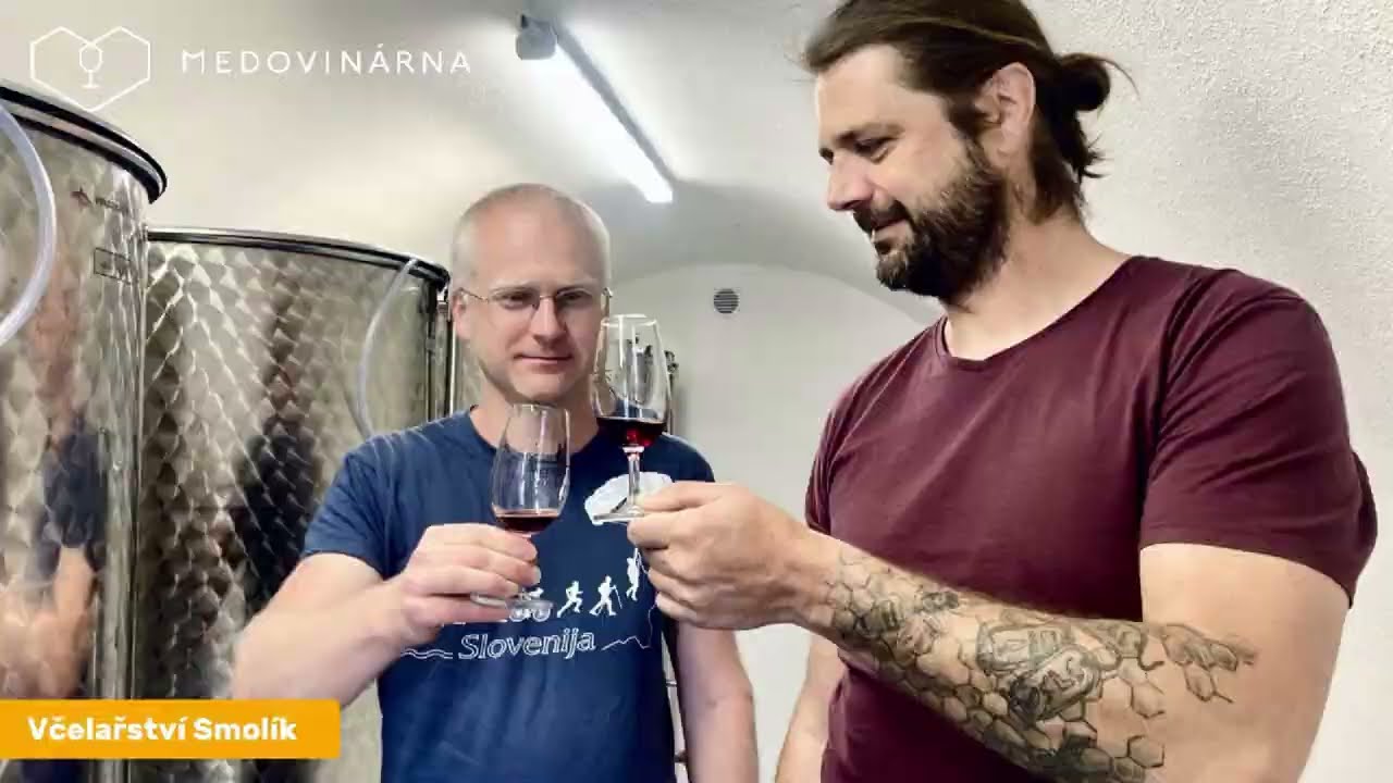 Zatímco jsme ve sklepě degustovali medoviny, panu Smolíkovi uletěly včely...