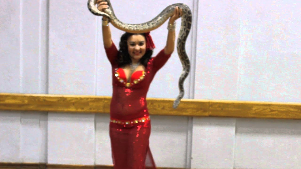 Женщина змея видео. Танец живота со змеей. Танец со змеей. Восточный танец со змеей. Костюмы для танцев со змеями.