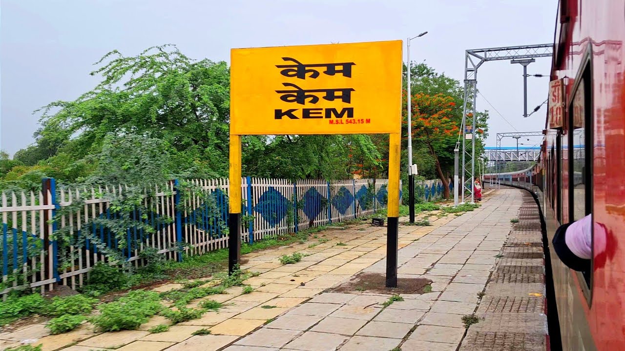 Kemi Train KEM RAILWAY STATION | केम रेलवे स्टेशन | Hutatma Express Train slowly ...