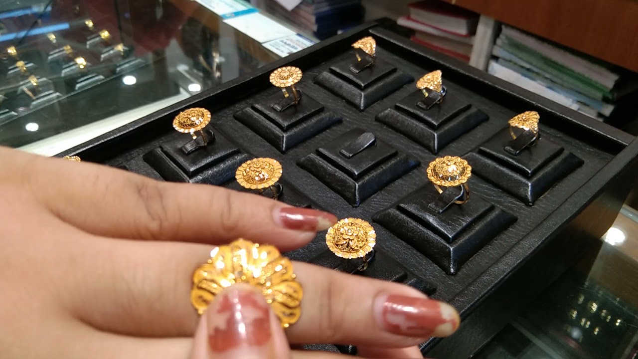 Gold finger ring collection
