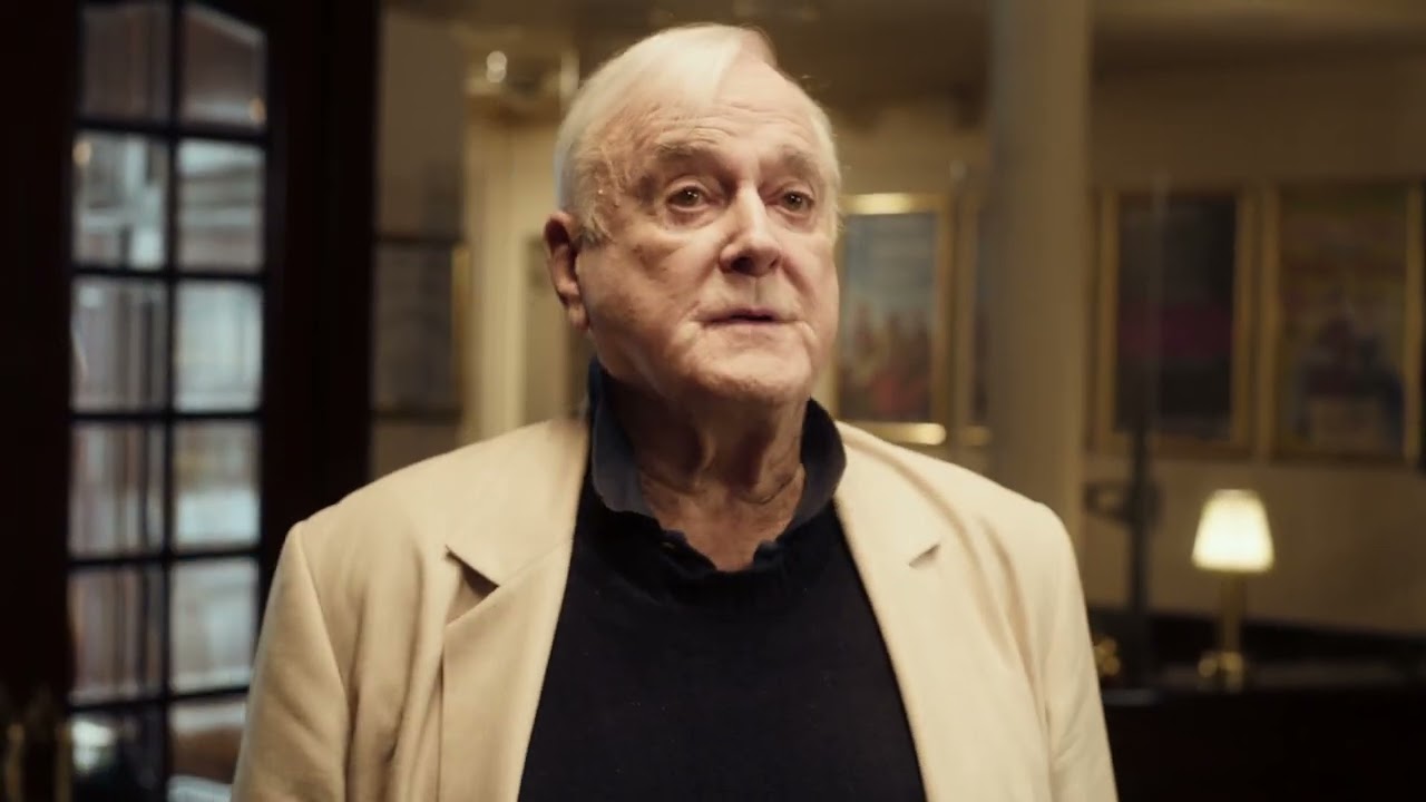 John Cleese at the Apollo Theatre Box Office 🛎️