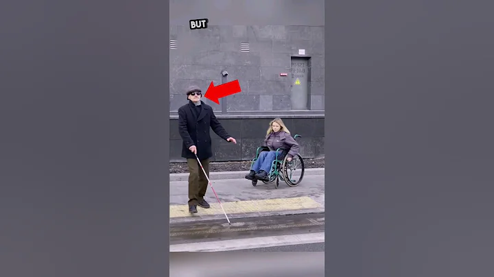 This blind man crossing the road when this happened! 🫨 - DayDayNews