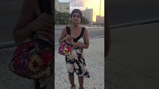 Madre cubana venden canciones en el Malecón de La Habana