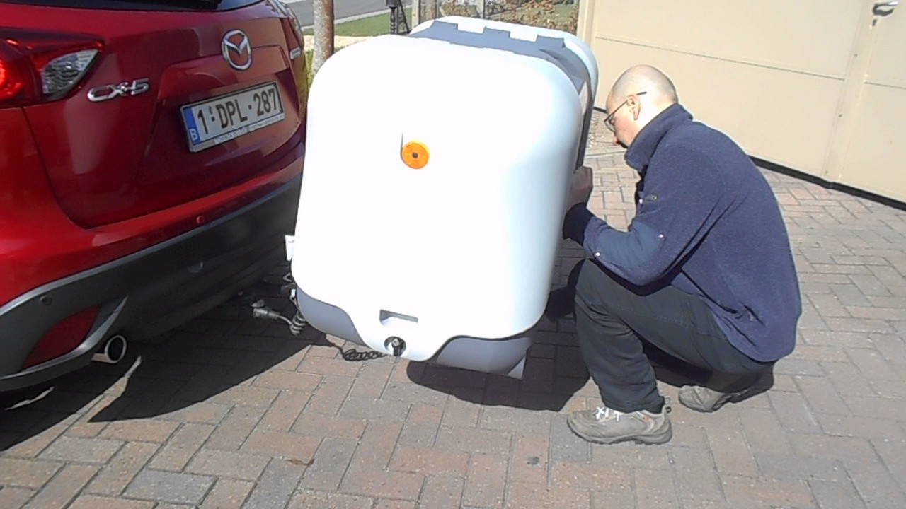 Towbox v2 koffers laden in de trekhaakkoffer