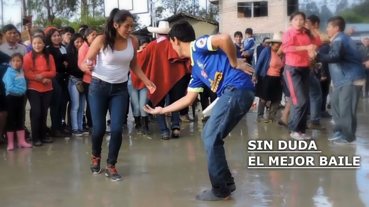 Intenso baile deja sin zapatos al bailarín - Huayno Peruano