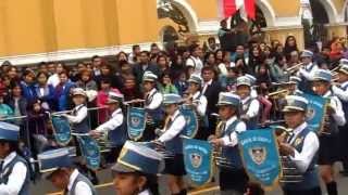 Desfile escolar 2013 - IE Los Precursores -. Surco