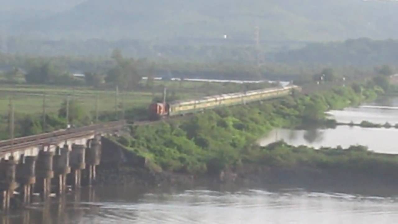 [IRFCA] 12215 DEE-BDTS Garib Rath Express!!!!!!! - YouTube