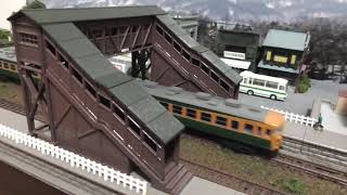 鉄道模型(N)跨線橋のある昭和の町並みを走る153系(4両編成)