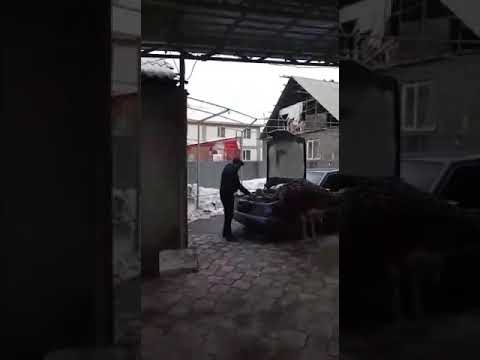 Человек чинит машину
