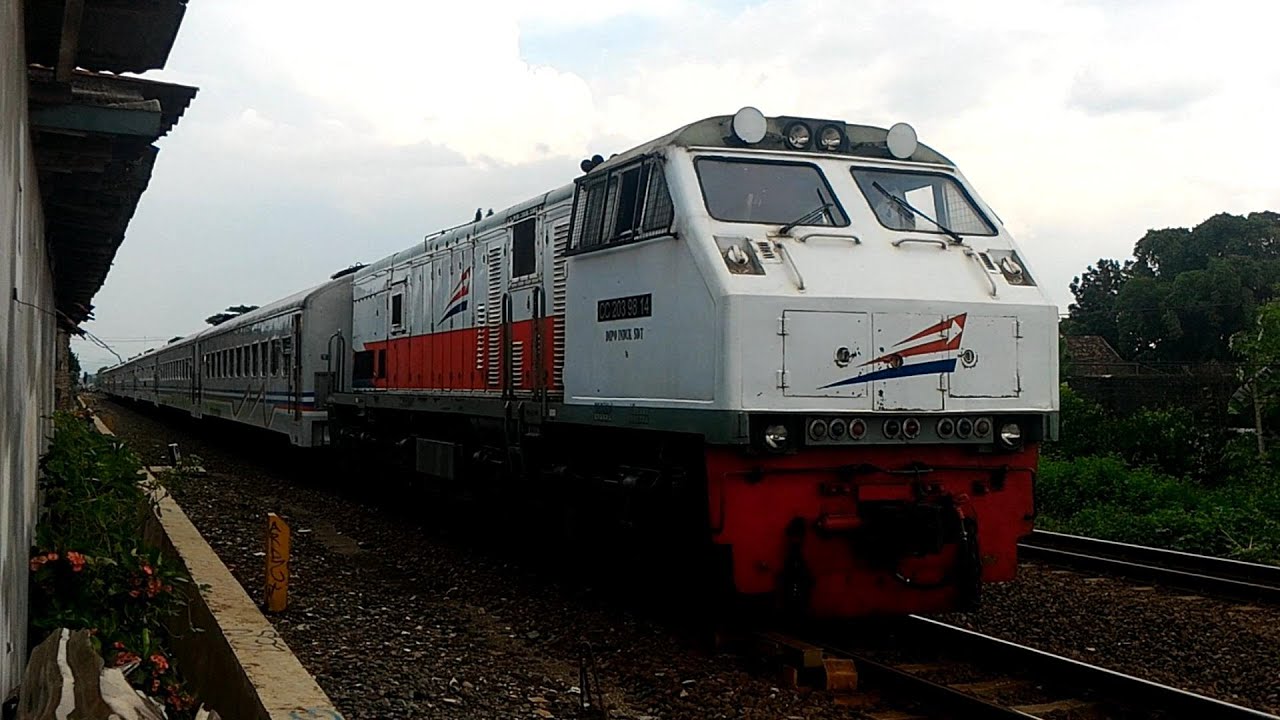 Kereta Api Pasundan Tertahan Sinyal di Lempuyangan - YouTube