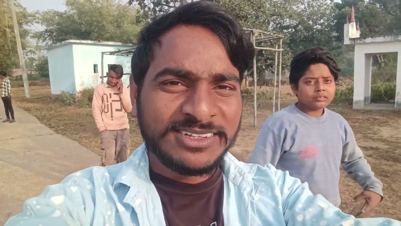 ग्राम अलगड़ी में काली मंदिर के पास सरस्वती पूजा का तैयारी चल रहे हैं