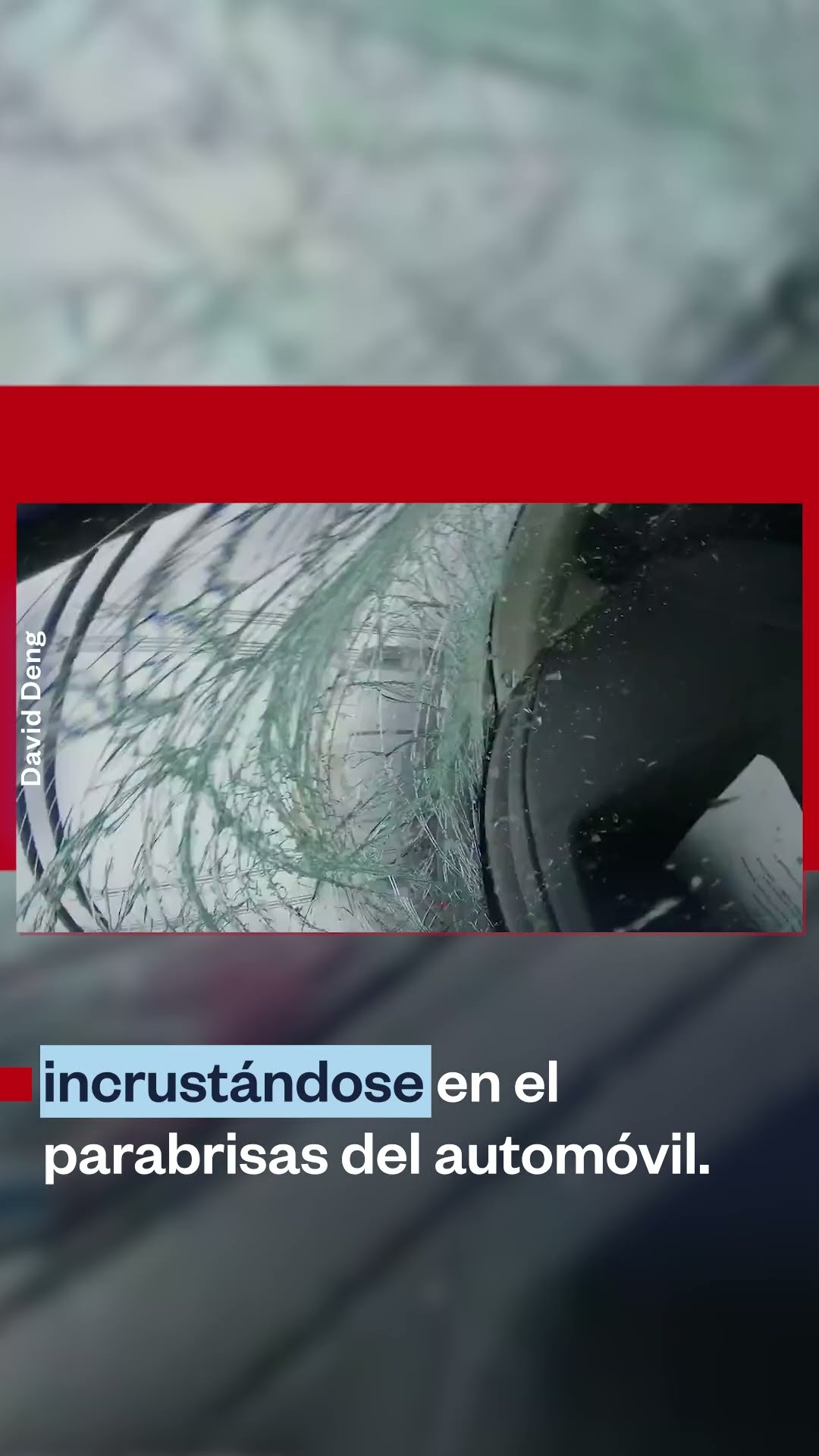 Una tabla de madera destroza el parabrisas de un auto | Noticias Telemundo