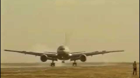 Boeing 777 Flight Test Crosswind Landing