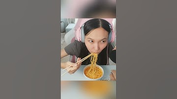 Aru eats spicy RAMEN on Roblox!🥵🌶 #roblox #robloxshorts