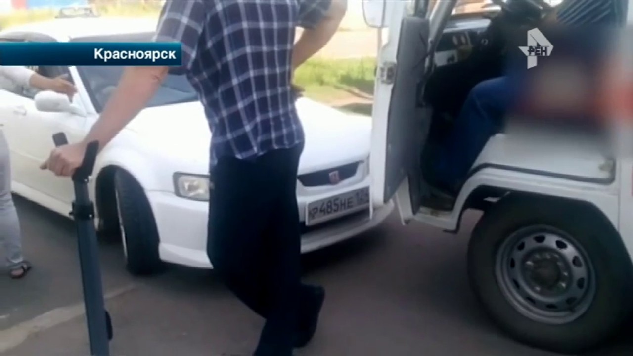 Женщина чинит машину