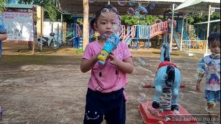 đồ chơi súng bắn bong bóng xà phòng hình chú cá heo screenshot 5